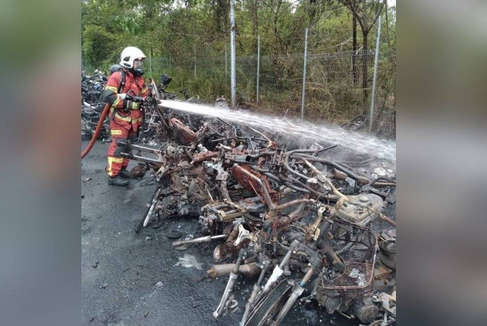 Deretan motosikal yang hangus dalam kebakaran di depoh penyimpanan kenderaan tersadai milik DBKL di Taman Connaught, Kuala Lumpur pada Ahad.