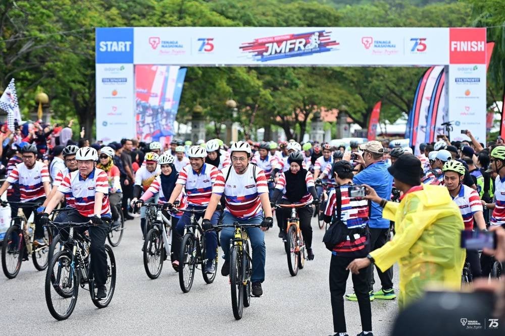 Fadillah turut menyertai acara Kayuhan Khas sejauh 7.5km iaitu dari Teluk Batik menuju ke Marina Island dan kembali ke Teluk Batik selepas merasmikan JMFR 2024.
