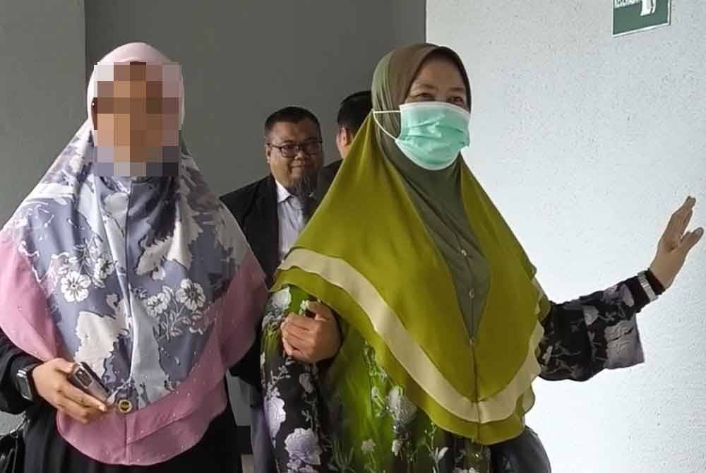 Aishah (kanan) ketika hadir ke Mahkamah Majistret Kuala Lumpur pada Isnin bersama anak perempuannya bagi menghadapi kes memiliki 38 buku berkaitan ‘Abuya’ dan Al-Arqam bulan lalu
