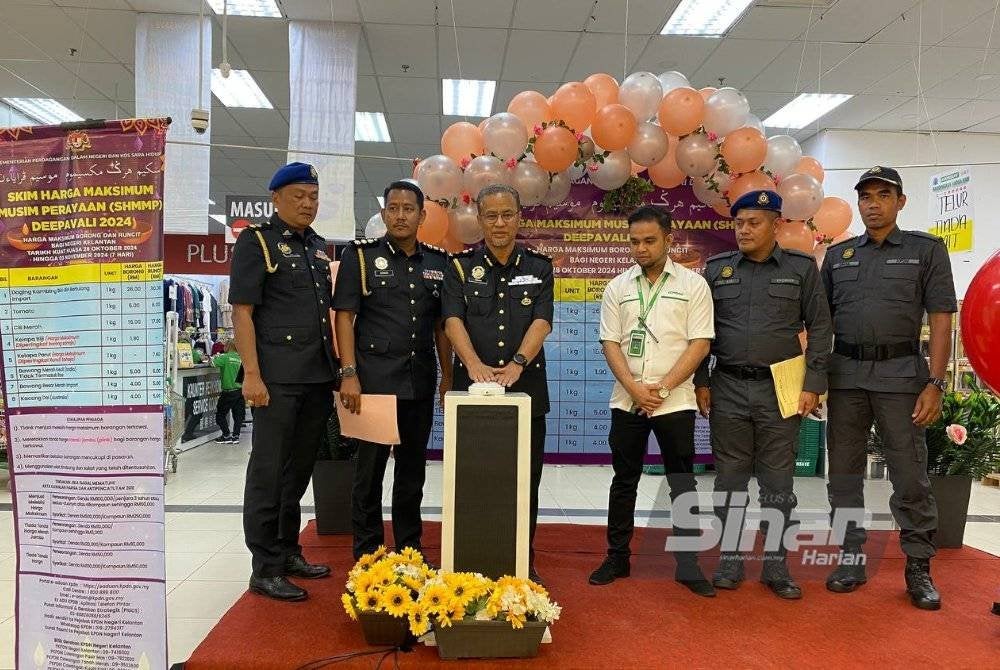 Azman (tiga dari kiri) merasmikan walkabout sempena pelaksanaan SHMMP Deepavali 2024 di Pasaraya Econsave, Pasir Puteh pada Isnin.