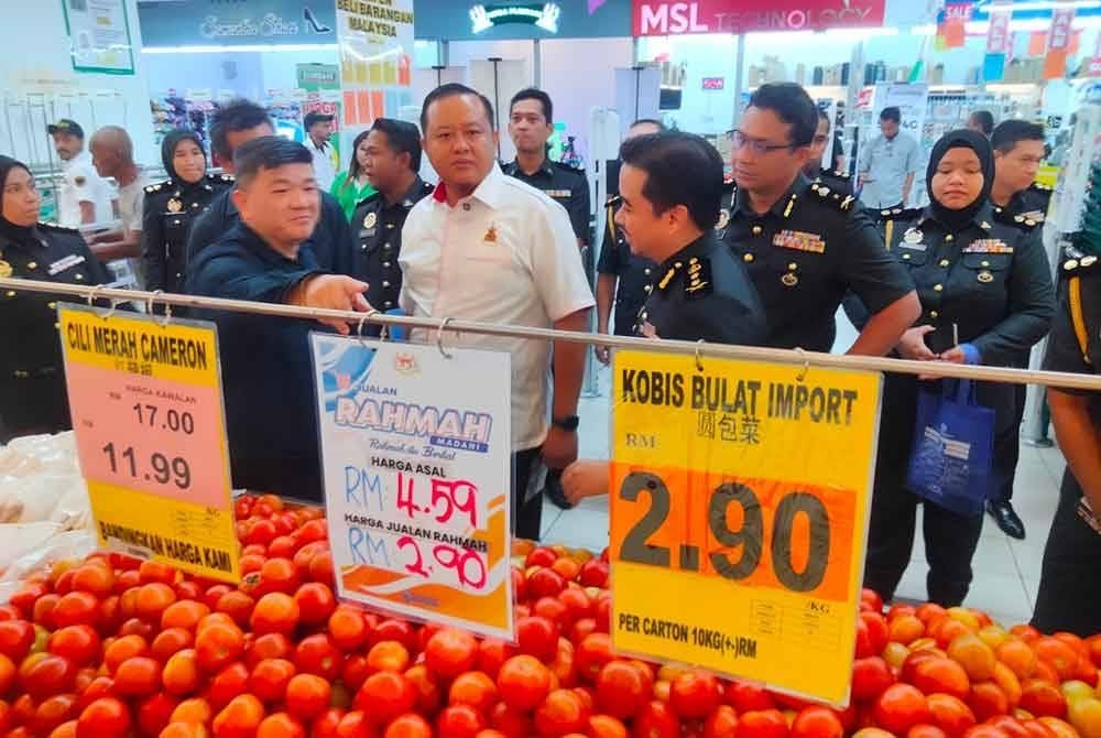 Rizam (dua dari kiri) ditemui selepas mengetuai pemeriksaan pematuhan harga barang terkawal dilakukan KPDN Selangor di Pasaraya Econsave, Pandamaran pada Ahad.