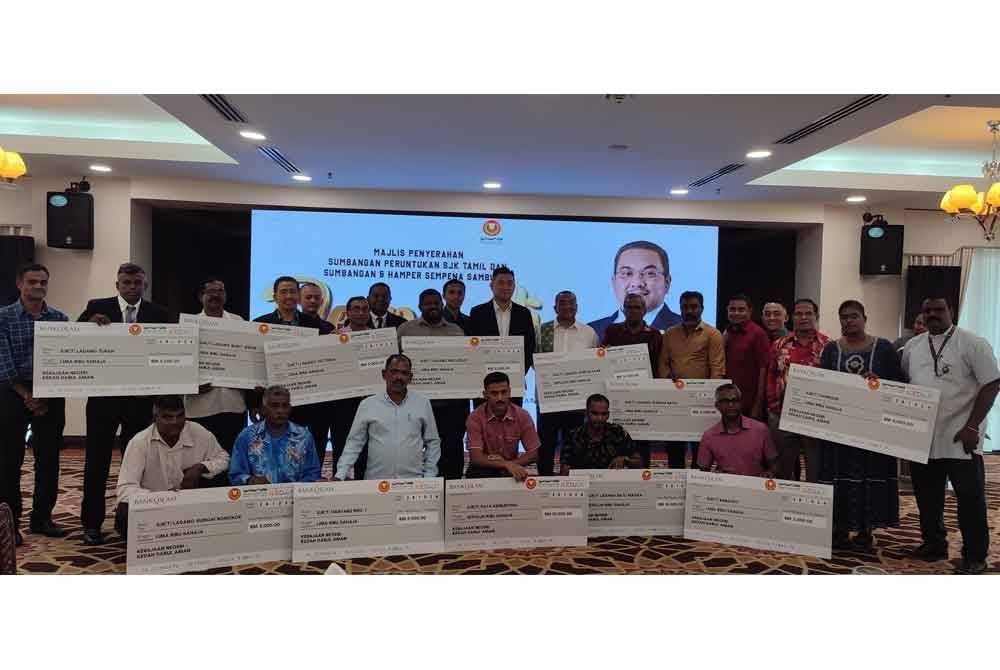 Muhammad Sanusi (tengah) bergambar bersama wakil sekolah menerima sumbangan pada Majlis Penyerahan Sumbangan Peruntukan SJKT dan Sumbangan dan Hamper sempena Sambutan Deepavali di Wisma Darul Aman, di sini, pada Isnin.