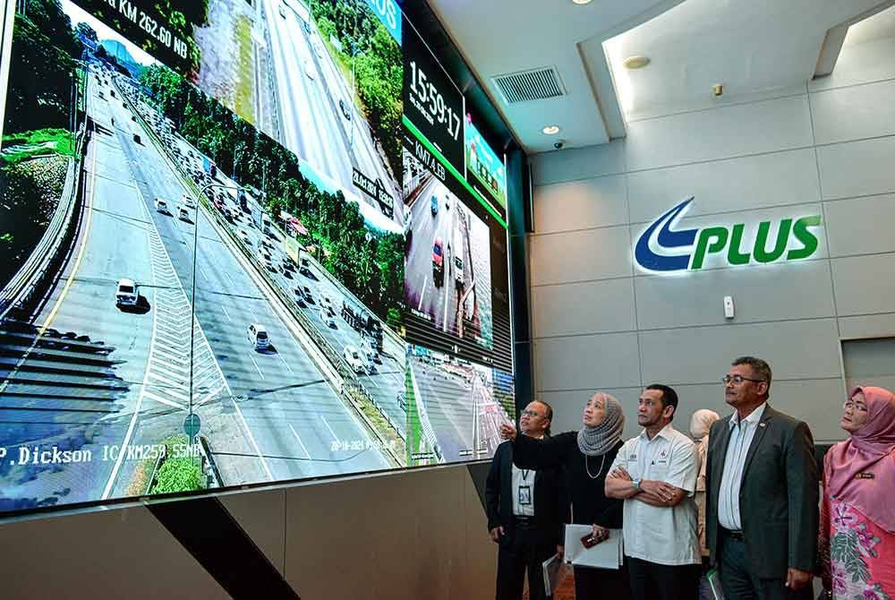 Zahrul Hakim (tengah) meninjau persediaan PLUS bagi menghadapi pertambahan trafik sempena musim perayaan Deepavali di Menara Korporat, Persada PLUS pada Isnin. Foto Bernama