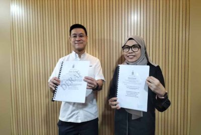 Zairil dan Ketua Jurutera BKSA, Najwa Juaini Azmi menunjukkan draf akhir Enakmen Sumber Air yang akan dibentangkan pada 25 Mei kepada Lembaga Sumber Air Pulau Pinang.