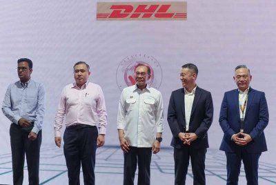 Anwar (tengah) bergambar pada Majlis Perasmian DHL Express Malaysia Kuala Lumpur Gateway di KLIA Air Cargo Terminal 1 (KACT1), pada Isnin. Foto Bernama
