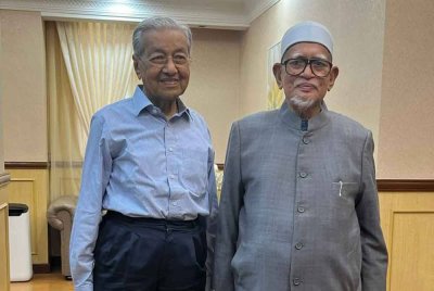 Hadi ketika melawat Tun Dr Mahathir di IJN pada Isnin. - Foto: FB Abdul Hadi Awang