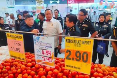 Rizam (dua dari kiri) ditemui selepas mengetuai pemeriksaan pematuhan harga barang terkawal dilakukan KPDN Selangor di Pasaraya Econsave, Pandamaran pada Ahad.