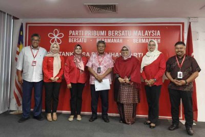 Abdul Azim (tengah) pada Pengumuman Keputusan Pemilihan Srikandi dan Srikandi Muda di ibu pejabat Bersatu pada Isnin.