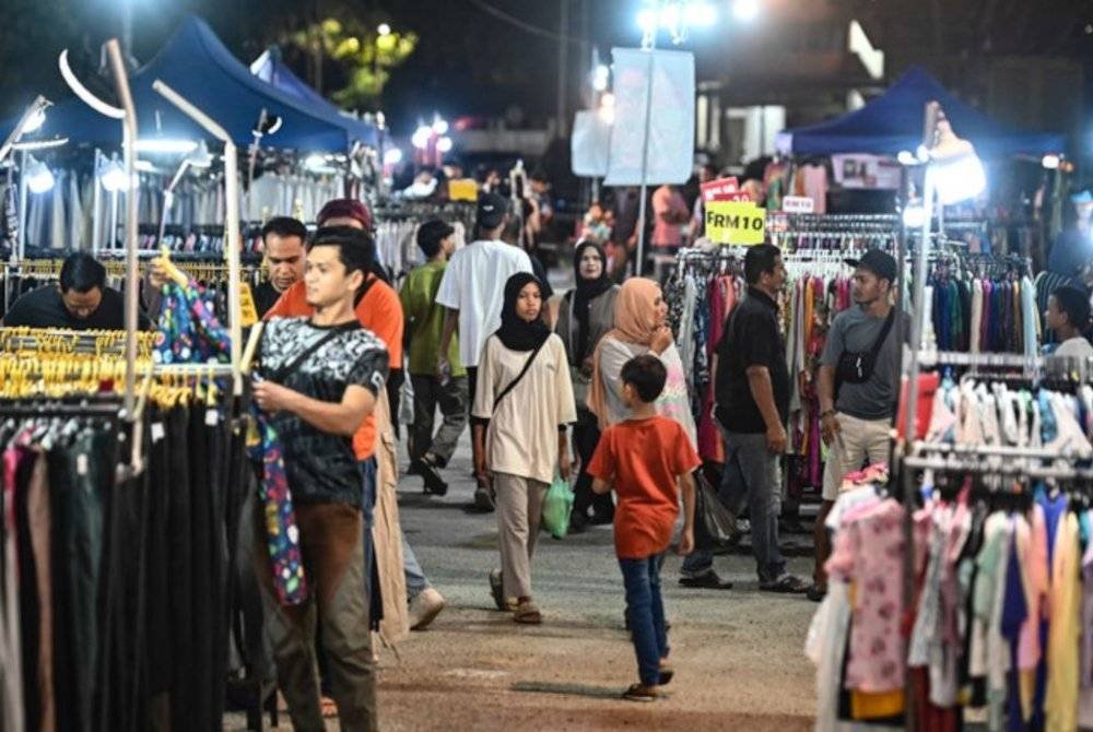 Kebanyakan peniaga di pasar malam kini hanya sekadar meneruskan survival seadanya dengan hasil jualan semakin merudum. Gambar hiasan