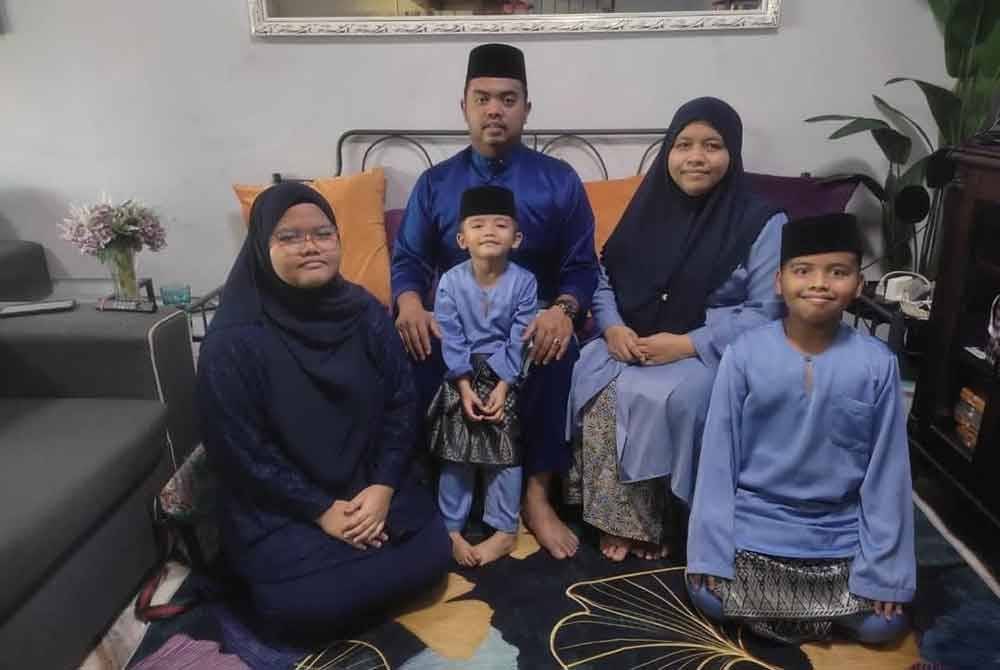 Muiz bersama keluarganya.