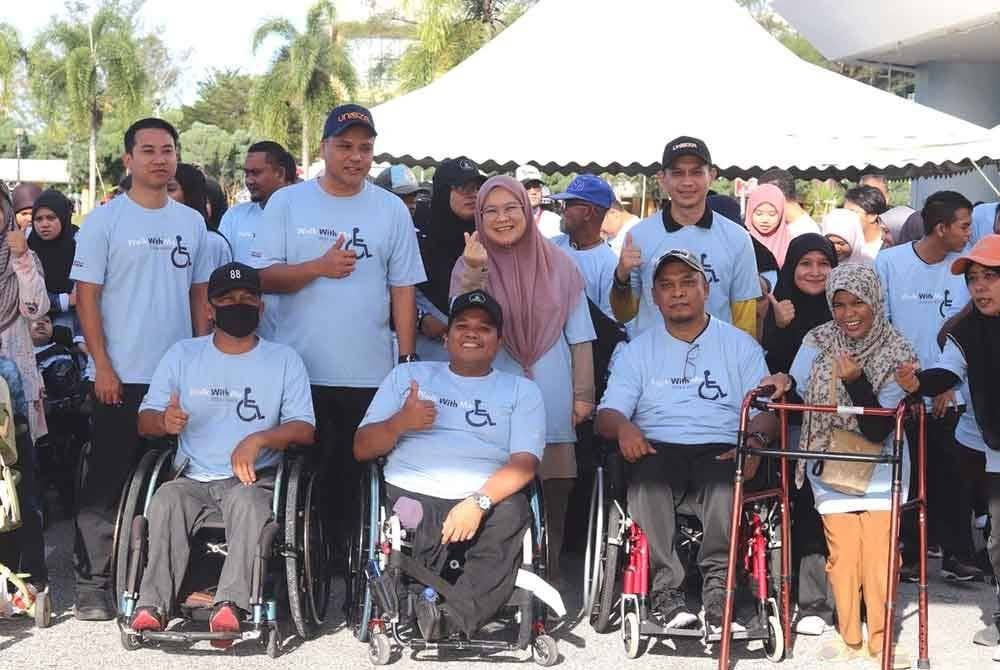 Sebahagian daripada peserta OKU merakam gambar bersama pengurusan UniSZA sempena Program Walk With Me yang diadakan Sabtu lalu.