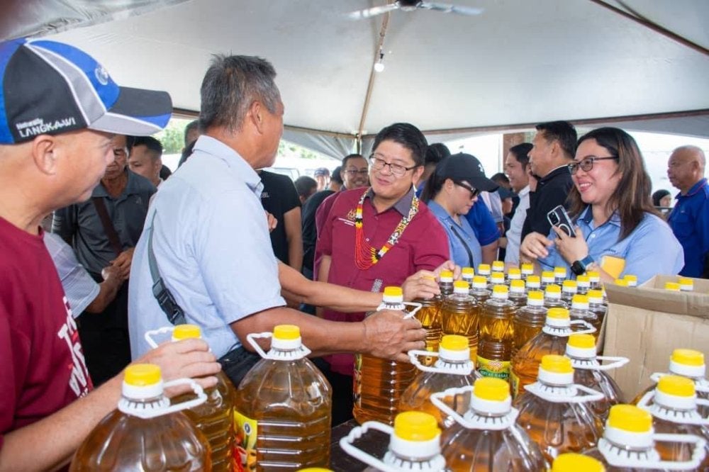 Ewon (dua dari kanan) meninjau reruai Jualan MADANI Koperasi dan Usahawan di Labuan.