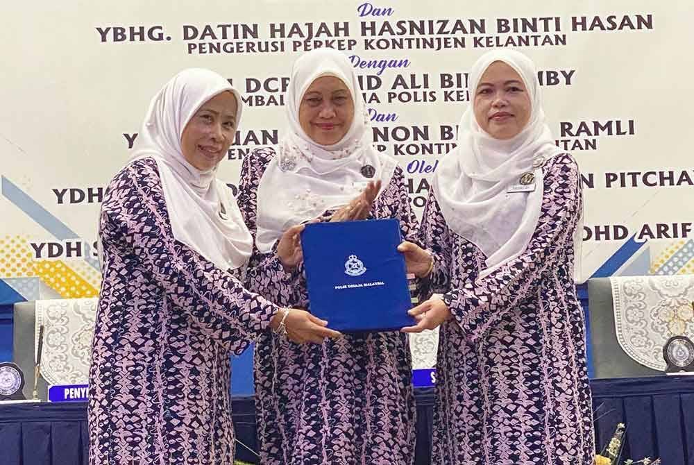 Turut berlangsung majlis serah terima tugas Pengerusi Persatuan Keluarga Polis (Perkep) Kelantan antara pemangku, Norainon (kiri) dengan Datin Hasnizan (kanan) yang disaksi oleh Naib Pengerusi Perkep Malaysia, Datin Seri Zalena di IPK Kelantan pada Selasa.