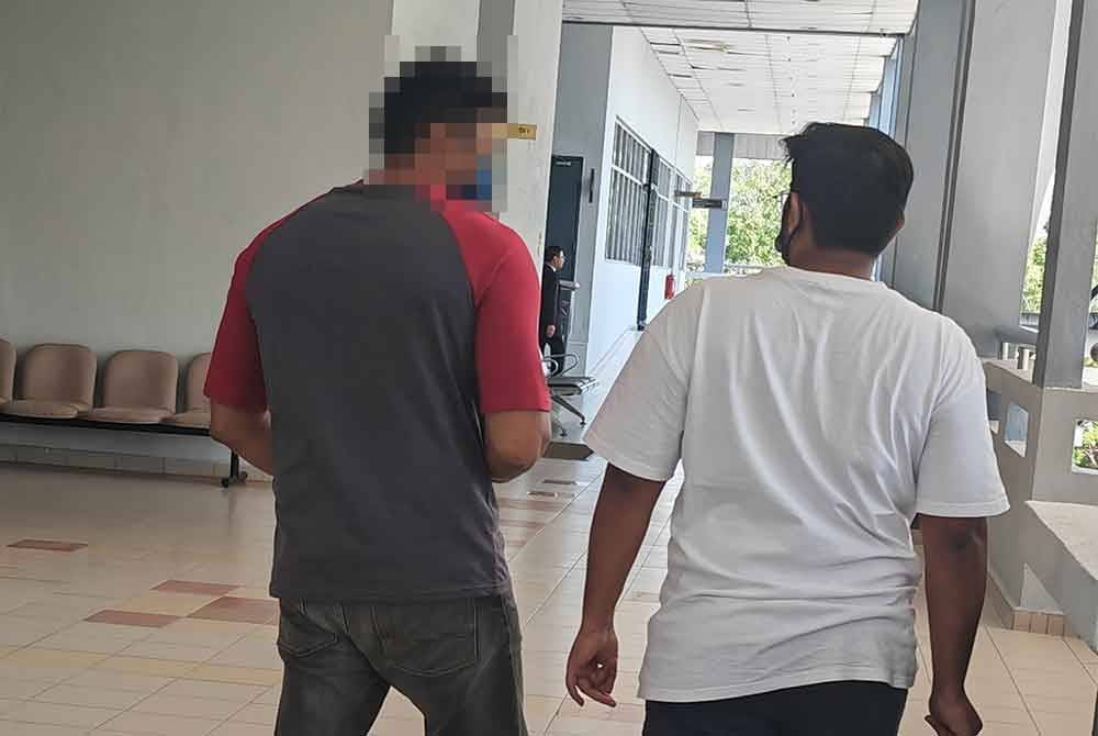 Tertuduh (kiri) hadir ke mahkamah bersama rakannya.