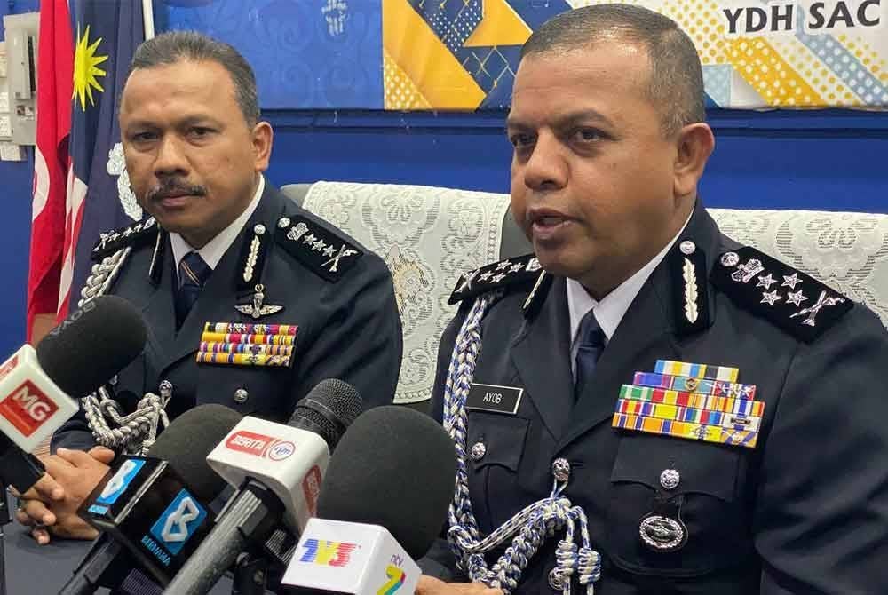 Ayob Khan (kanan) semasa sidang akhbar di IPK Kelantan pada Selasa sempena pelantikan Mohd Yusoff sebagai Ketua Polis Kelantan baharu.