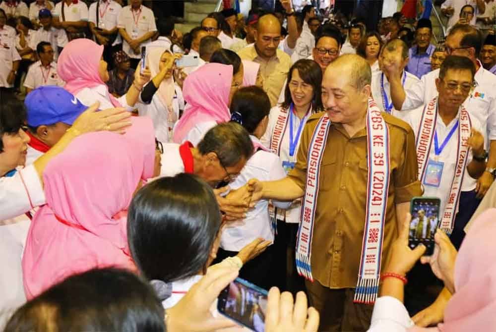 Hajiji ketika beramah mesra dengan ahli PBS ketika menghadiri persidangan perwakilan Tahunan PBS kali ke-39 di Dewan Hongkod Koisaan, KDCA, Penampang.