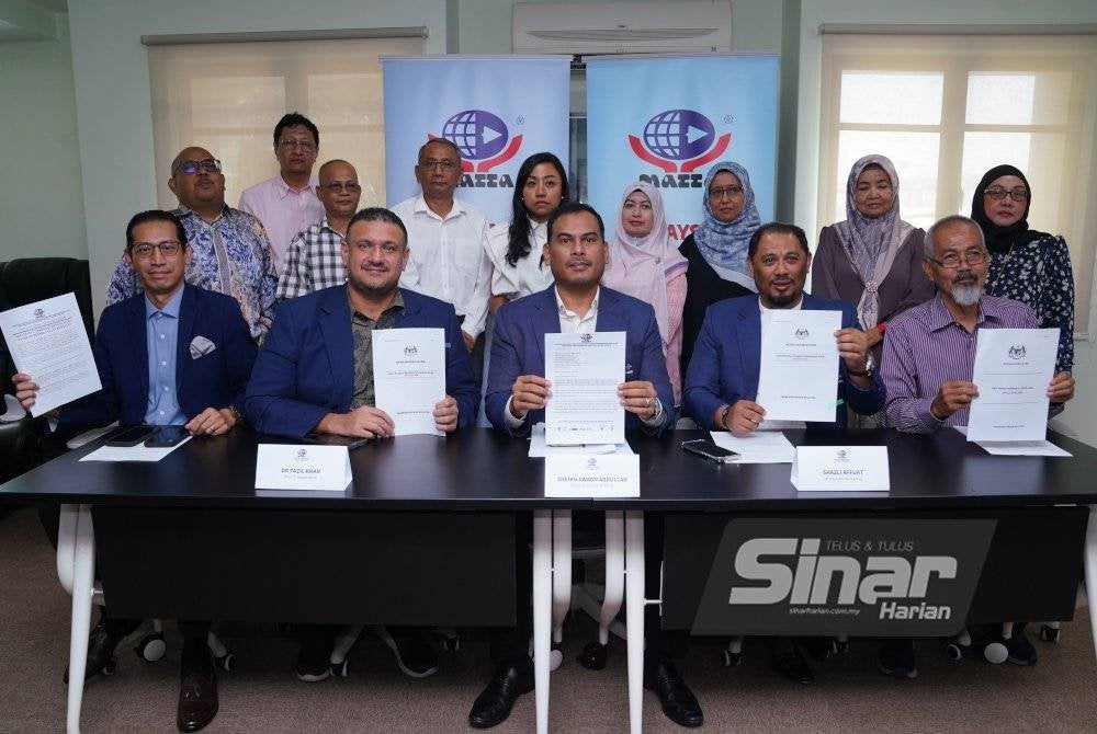 Sheikh Awadh (duduk tengah) bersama wakil syarikat ejen pelancongan Bumiputera yang hadir sidang akhbar pada Selasa.