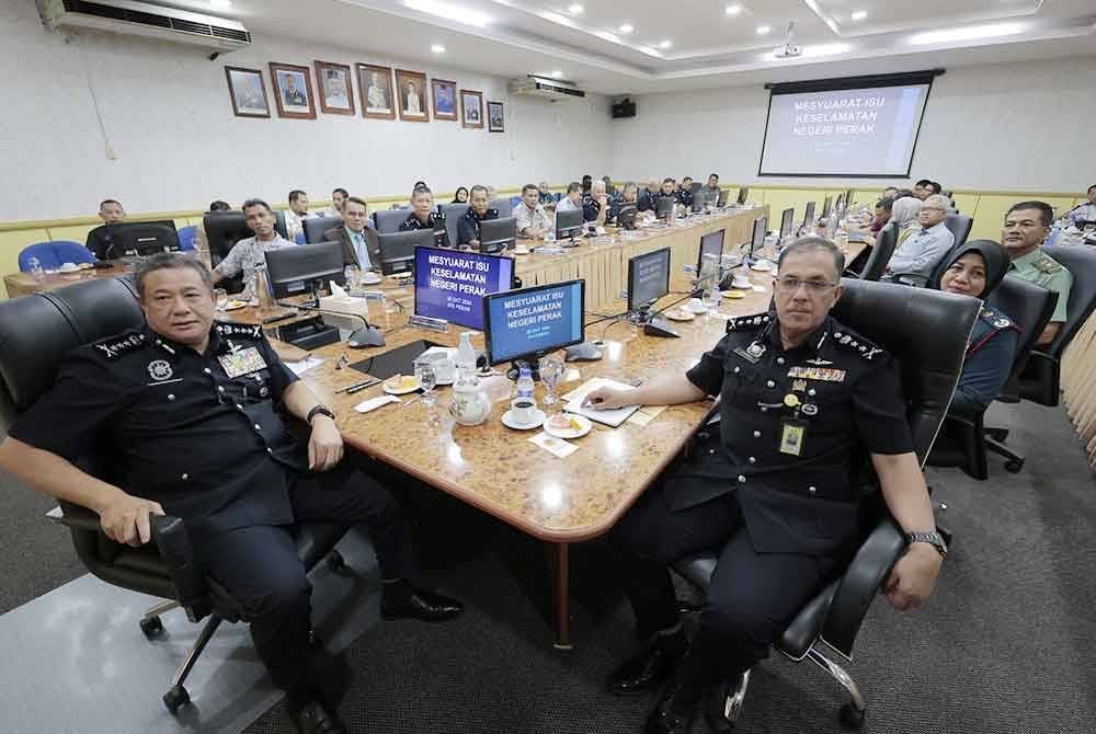 Azizi (kiri) mempengerusikan mesyuarat khas bersama 20 agensi gagal mengenal pasti punca sebenar kejadian.