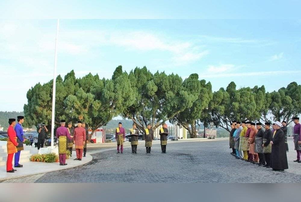 Tengku Amir Nasser menyempurnakan Istiadat Menutup Kerja, perkahwinan diraja Tengku Muhammad dan pasangannya, Tengku Natasya Puteri. Foto Kesultanan Pahang