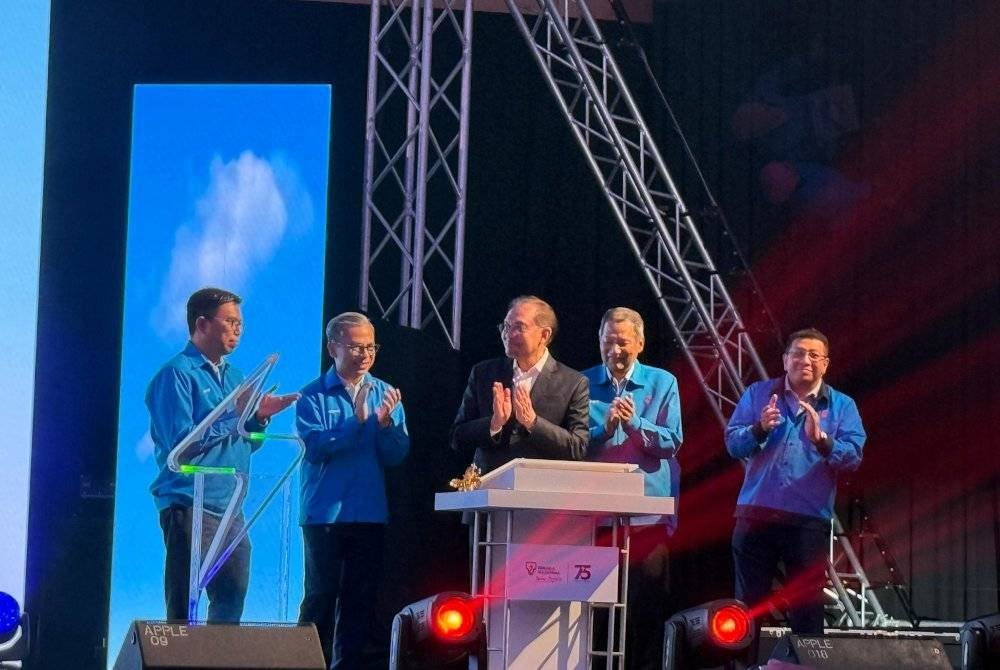 Anwar (tengah) melancarkan gimik perasmian Majlis Sambutan Ulang Tahun ke-75 TNB pada Selasa.