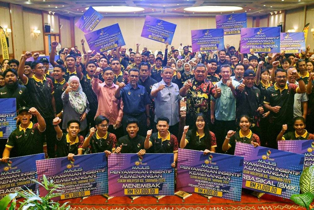 Aminuddin (tengah) bersama atlet pada Majlis Penyampaian Insentif Kemenangan Sukan Malaysia, Sarawak di sebuah hotel.
--fotoBERNAMA (2024) HAK CIPTA TERPELIHARA