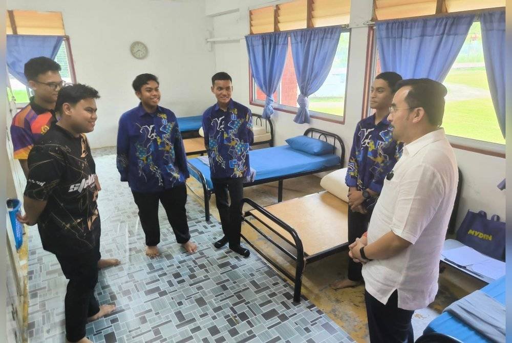 Asyraf Wajdi sempat bertemu dengan pelajar ketika kunjungannya di MRSM Pengkalan Chepa. Foto Facebook MRSM Pengkalan Chepa