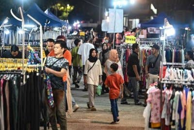 Kebanyakan peniaga di pasar malam kini hanya sekadar meneruskan survival seadanya dengan hasil jualan semakin merudum. Gambar hiasan