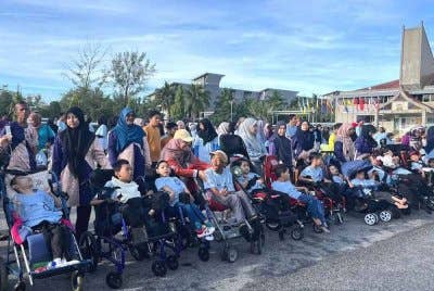 Seramai 100 mahasiswa UniSZA masing-masing membawa 100 peserta OKU sehingga ke garisan penamat sempena Program Walk With Me yang diadakan di Kampus Gong Badak pada Sabtu lalu.