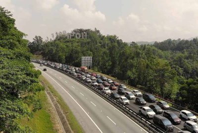 PLUS Malaysia Berhad (PLUS) menjangkakan aliran trafik meningkat kepada  2.1 juta kenderaan sehari pada 30 Oktober, 2 dan 3 November ini sempena cuti perayaan Deepavali.Gambar hiasan