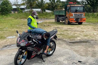 Unit Kenderaan Bermotor JAS melakukan pemeriksaan pada sebuah motosikal dalam operasi Penguatkuasaan Bunyi Bising Motorsikal pada Isnin.