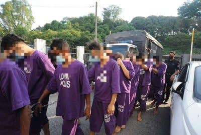 Sebahagian daripada suspek kes culik seorang ahli perniagaan dibawa ke mahkamah untuk disambung reman di Mahkamah Johor Bahru, pada Selasa.