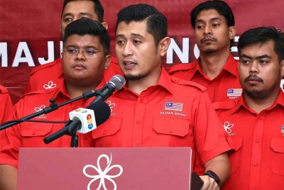 Hilman (depan) diumumkan menang bagi jawatan Ketua Armada Bersatu.