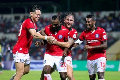 Pemain Sabah FC meraikan jaringan penyerang Sabah FC Gary Robbat (dua, kiri) pada aksi Liga Super menentang Kedah Darul Aman FC di Stadium Likas, pada Selasa. Foto Bernama