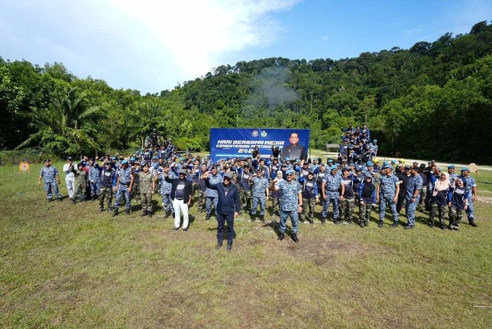 Mohamed Khaled (depan) bergambar bersama pegawai kanan ATM dan warga media pada Majlis Penutupan Hari Bersama Media di Lapang Sasar Menembak Jugra, Batu Hampar, pada Selasa.