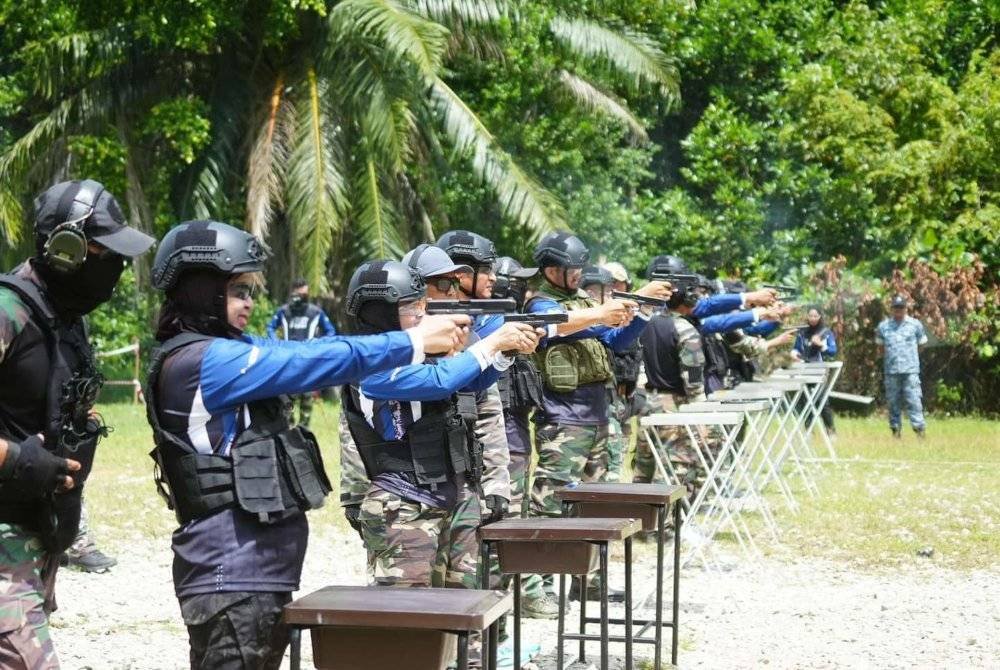 Cabaran kemahiran menembak antara yang perlu ditempuh peserta di kalangan petugas media di Lapang Sasar Menembak Jugra, Batu Hampar.