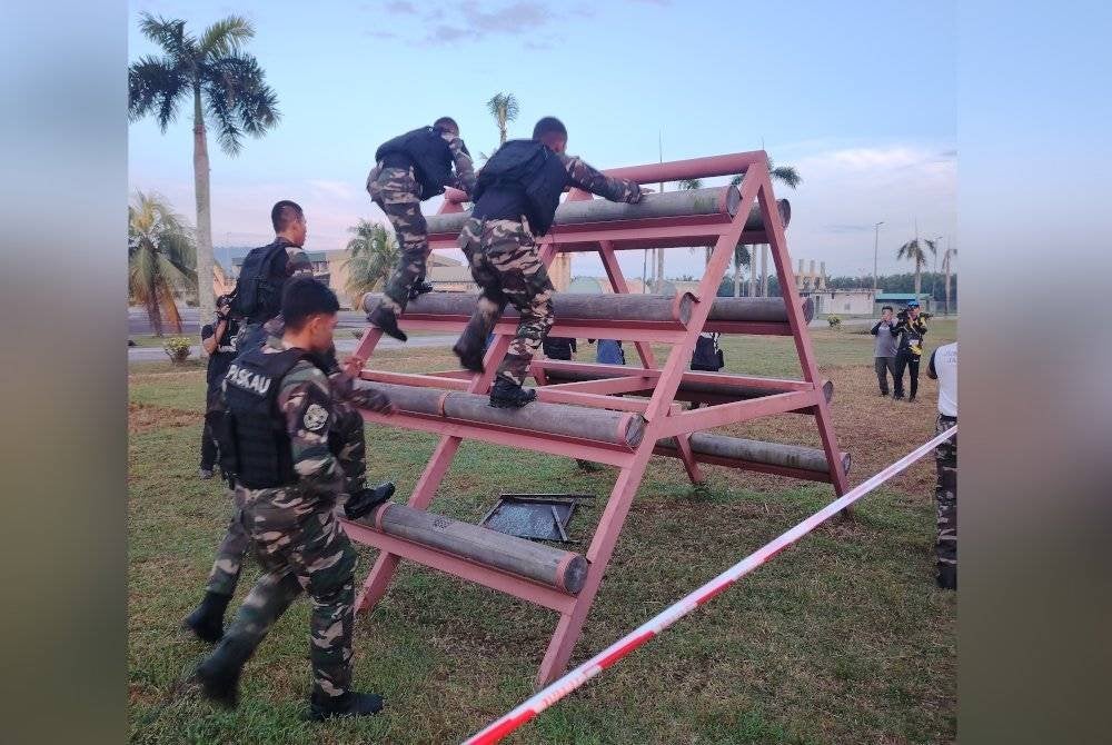 Antara ujian rentas halangan yang perlu dilakukan peserta media di Pangkalan Udara Jugra, Banting, pada Selasa.