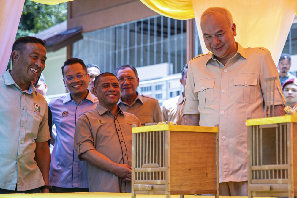Sultan Nazrin (kanan) berkenan melepaskan burung Murai Batu ketika lawatan ke di Pusat Menyelamat Hidupan Liar Kebangsaan di Sungkai, Tanjung Malim pada September lalu sambil diperhatikan Menteri Besar Perak, Datuk Seri Saarani Mohamad (tengah).
