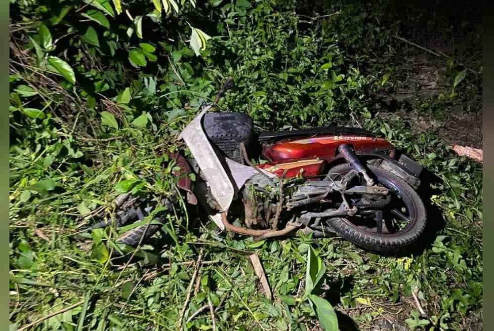 Keadaan motosikal dinaiki mangsa bersama anak perempuannya selepas terbabit kemalangan dengan lori di Kilometer 65.5 Jalan Kuantan-Kuala Lumpur di sini pada Selasa