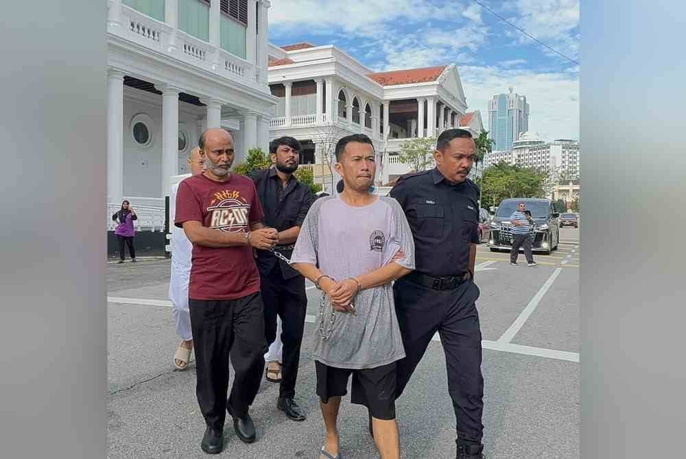 Tertuduh dibawa ke mahkamah untuk dibacakan pertuduhan.