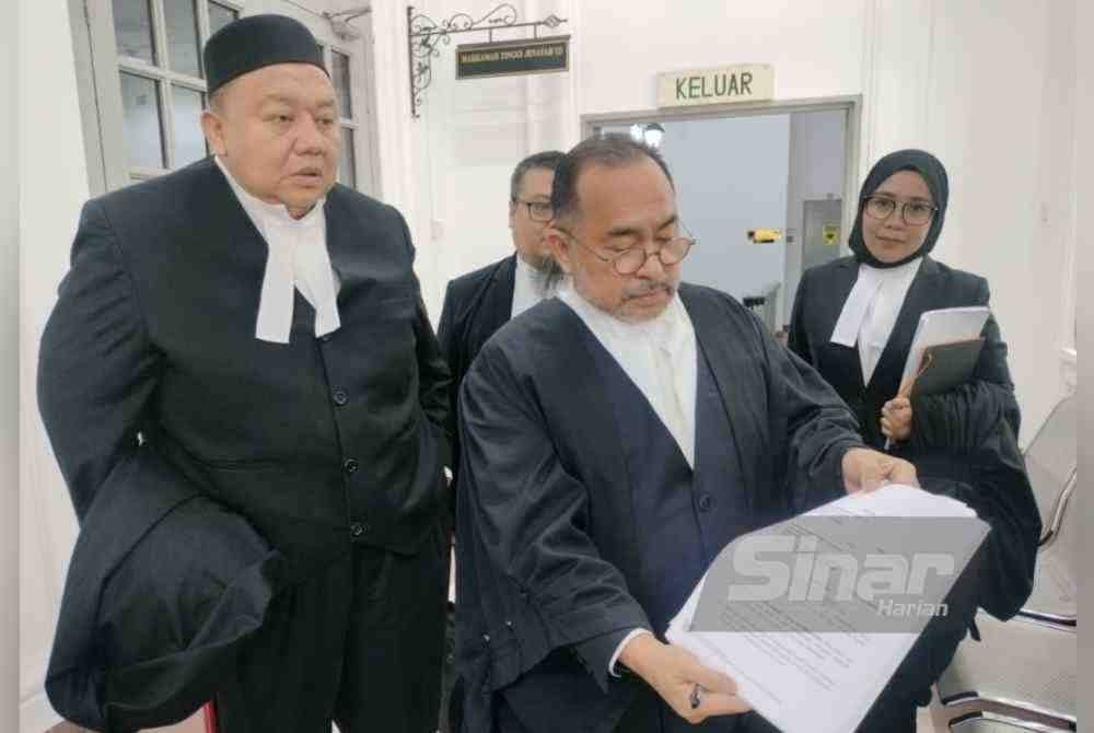 Pasukan pembelaan menunjukkan notis usul permohonan habeas corpus CEO GISBH dan isteri serta seorang lagi pemohon di Mahkamah Tinggi Johor Bahru.
