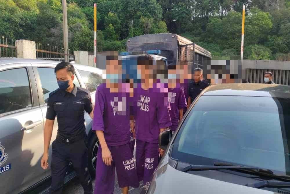 Dua suspek lelaki (depan) di bawa ke Mahkamah Majistret Johor Bahru pada Rabu untuk disambung reman.