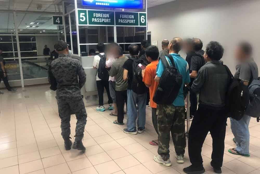 Seramai 24 pendatang asing tanpa izin (PATI) warga China diusir keluar dari Sabah melalui penerbangan dari Lapangan Terbang Tawau ke negara asal mereka pada Selasa.
