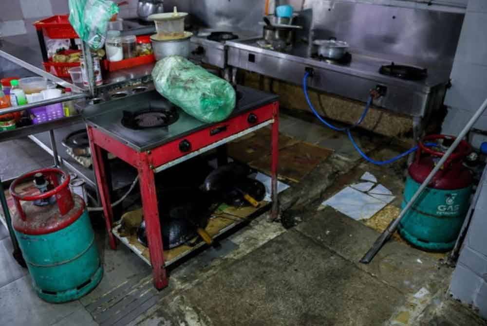 Tindakan penguatkuasaan yang boleh diambil kepada pemilik premis makanan yang kotor atau tidak suci adalah arahan penutupan premis tidak melebihi tempoh 14 hari di bawah Seksyen 11, Akta Makanan 1983. Gambar hiasan