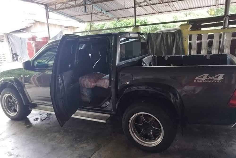 Rampasan yang dilakukan pada jam 11.45 pagi itu turut menahan seorang lelaki berusia 55 tahun dipercayai menjadi penghantar untuk menyeludup beras terbabit ke pasaran tempatan.