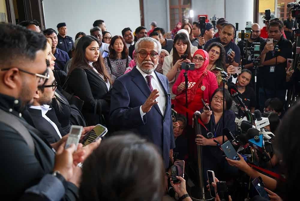 Muhammad Shafee yang mewakili bekas Perdana Menteri Datuk Seri Najib Tun Razak bercakap pada sidang media di Kompleks Mahkamah Kuala Lumpur, pada Rabu. Foto Bernama