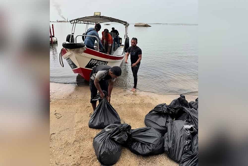 Pekerja yang bertugas telah mengumpulkan kita-kira 20 beg objek dipercayai lumpur dan alga.