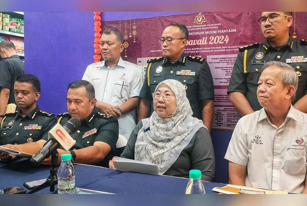 Fuziah (empat dari kiri) pada sidang akhbar di Mentakab, pada Rabu.