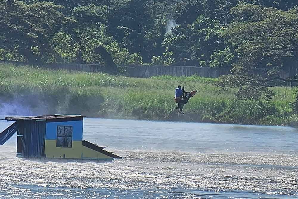 Salah seorang mangsa yang terperangkap berjaya diselamatkan dalam latihan REDEX di Ipoh.