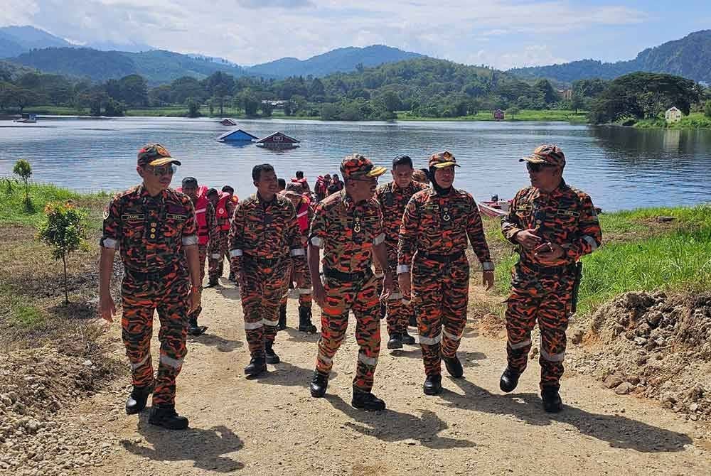 Ahmad Izram (tengah) diiringi Sayani (dua dari kanan) memantau perjalanan operasi dalam latihan REDEX di Ipoh.