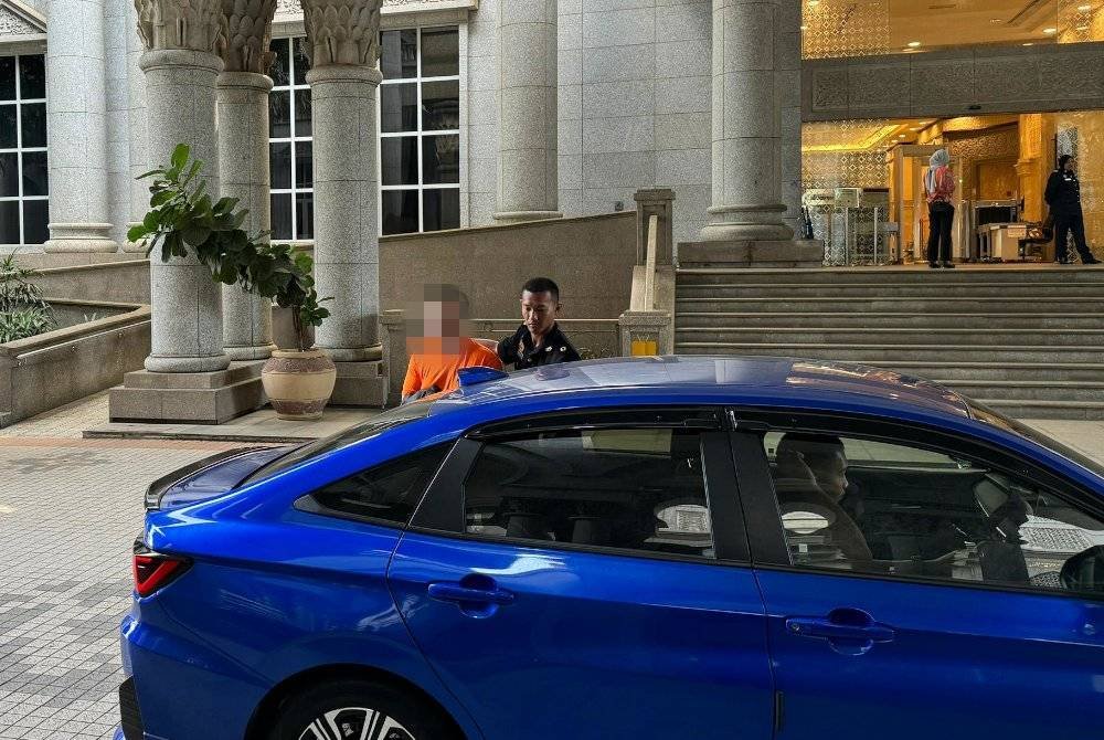 Perintah tahanan reman selama empat hari sehingga 2 November itu dikeluarkan oleh Majistret Irza Zulaikha Rohanuddin selepas membenarkan permohonan SPRM pada Rabu.